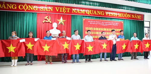 Vùng Cảnh sát biển 2 phối hợp tuyên truyền kiến thức pháp luật cho ngư dân tại Đà Nẵng